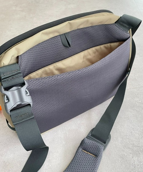 MYSTERY RANCH（ミステリーランチ）の「【MYSTERY RANCH/ミステリーランチ】DISTRICT 8（メッセンジャーバッグ・メンズ・ブラック/ベージュ/ブルー・FREE）」の16枚目の写真