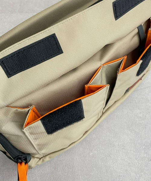 MYSTERY RANCH（ミステリーランチ）の「【MYSTERY RANCH/ミステリーランチ】DISTRICT 8（メッセンジャーバッグ・メンズ・ブラック/ベージュ/ブルー・FREE）」の10枚目の写真
