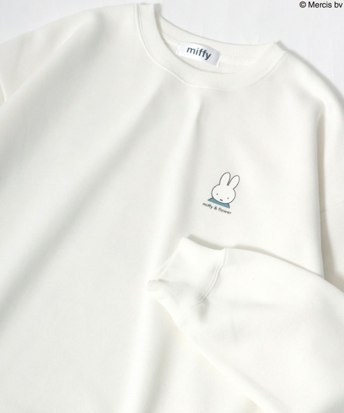 Miffy（ ミッフィー）の「Miffy/ミッフィー オーバーサイズ バックプリント スウェット レディース メンズ トレーナー トップス（スウェット・レディース・ホワイト/ホワイト系その他/ベージュ系その他/ホワイト系その他3/ベージュ系その他2/グレイッシュベージュ/ブラック系その他2/ブラック系その他/ホワイト系その他2/ブラック系その他3・M/L）」の19枚目の写真