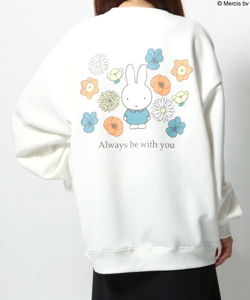 Miffy（ ミッフィー）の「Miffy/ミッフィー オーバーサイズ バックプリント スウェット レディース メンズ トレーナー トップス（スウェット・レディース・ホワイト/ホワイト系その他/ベージュ系その他/ホワイト系その他3/ベージュ系その他2/グレイッシュベージュ/ブラック系その他2/ブラック系その他/ホワイト系その他2/ブラック系その他3・M/L）」の12枚目の写真