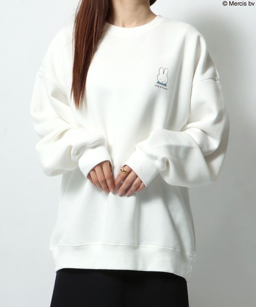 Miffy（ ミッフィー）の「Miffy/ミッフィー オーバーサイズ バックプリント スウェット レディース メンズ トレーナー トップス（スウェット・レディース・ホワイト/ホワイト系その他/ベージュ系その他/ホワイト系その他3/ベージュ系その他2/グレイッシュベージュ/ブラック系その他2/ブラック系その他/ホワイト系その他2/ブラック系その他3・M/L）」の13枚目の写真
