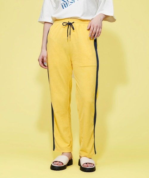 FOREVER 21（フォーエバー トゥエンティーワン）の「パイルサイドラインジャージパンツ（その他パンツ・レディース・ブルー/ブラック/イエロー/レッド/ピンク・FREE）」の13枚目の写真