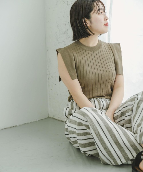 ITEMS URBANRESEARCH(アイテムズ アーバンリサーチ)の「ショルダータックリブニット(ニット/セーター・レディース・ブラック/ベージュ/ライトカーキ・FREE)」の1枚目の写真