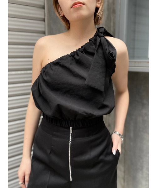 ENVYM（アンビー）の「ワンショルリボントップス（Tシャツ/カットソー・レディース・ブラック/ホワイト・FREE）」の3枚目の写真