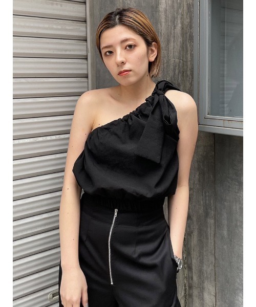 ENVYM（アンビー）の「ワンショルリボントップス（Tシャツ/カットソー・レディース・ブラック/ホワイト・FREE）」の4枚目の写真