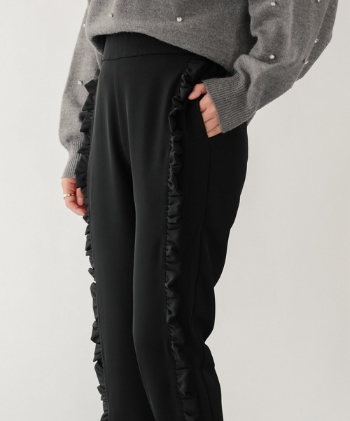 Fit more(フィットモア)の「サイドフリルテーパードパンツ【ZOZO先行発売】(スラックス・レディース・ベージュ/ブラック/ネイビー・M/S/PS)」の6枚目の写真