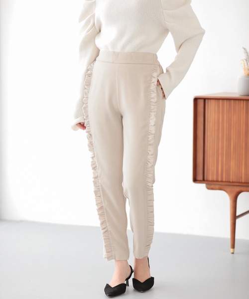 Fit more(フィットモア)の「サイドフリルテーパードパンツ【ZOZO先行発売】(スラックス・レディース・ベージュ/ブラック/ネイビー・M/S/PS)」の8枚目の写真