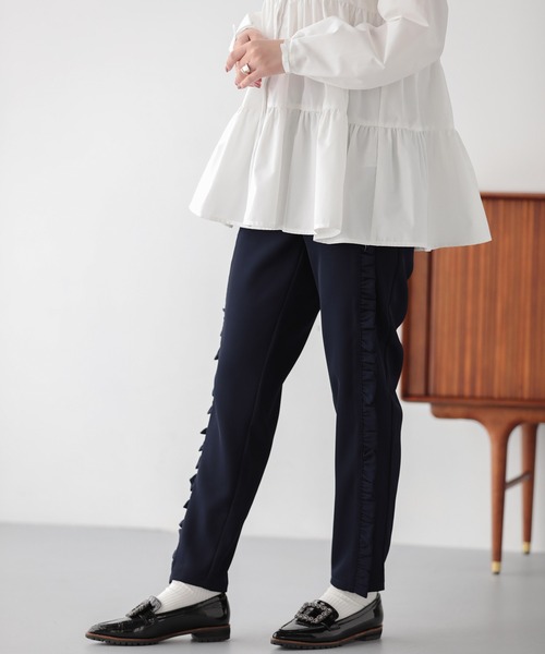 Fit more(フィットモア)の「サイドフリルテーパードパンツ【ZOZO先行発売】(スラックス・レディース・ベージュ/ブラック/ネイビー・M/S/PS)」の13枚目の写真