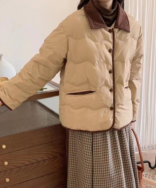 LAC-VERT(ラック・ヴェール)の「ウェーブキルティング中綿配色ダウンジャケット(ダウンジャケット/コート・レディース・ネイビー/ベージュ/ホワイト・FREE)」の4枚目の写真