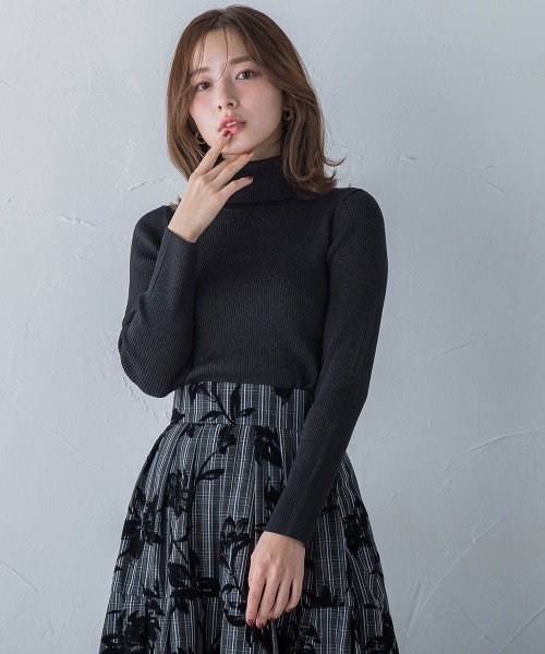 QUEENS COURT(クイーンズコート)の「ラメタートルリブニット≪手洗い可能≫(ニット/セーター・レディース・ブルー/イエロー/グレー/ブラック/ホワイト/ピンク・M)」の17枚目の写真