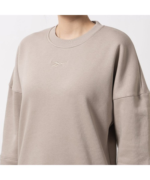 Reebok(リーボック)の「ラックス オーバーサイズ クルーネック / LUX OVERSIZED CREW(スウェット・レディース・オフホワイト/ベージュ/ブラック・LARGE/MEDIUM/SMALL/XX-LARGE/X-LARGE/X-SMALL)」の8枚目の写真