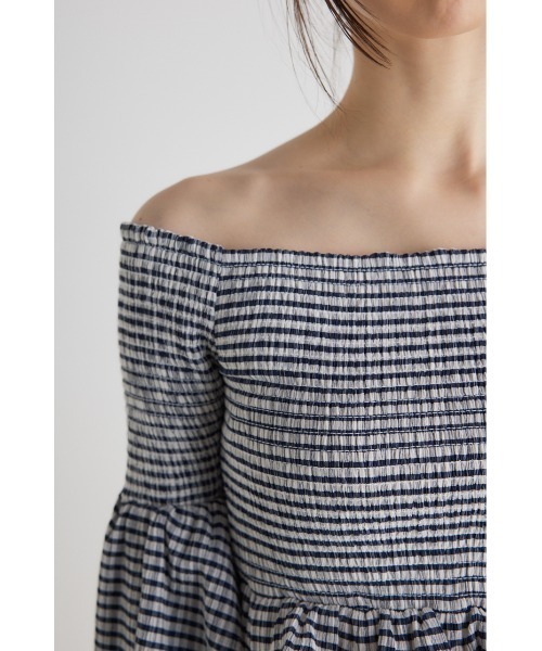 rienda(リエンダ)の「シャーリングオフショルクロップドトップス 長袖 春服(Tシャツ/カットソー・レディース・ホワイト/ミント/ネイビー/ブラック・FREE)」の11枚目の写真
