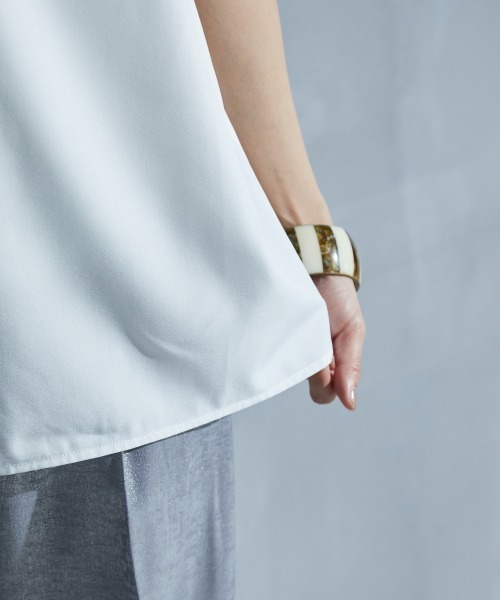 GEVS.（ジェイヴィス）の「＜大きいサイズ＞ ボリュームパフスリーブブラウス GEVS.（シャツ/ブラウス・レディース・ブラック/オフホワイト・LL/L/5L/4L/3L）」の22枚目の写真