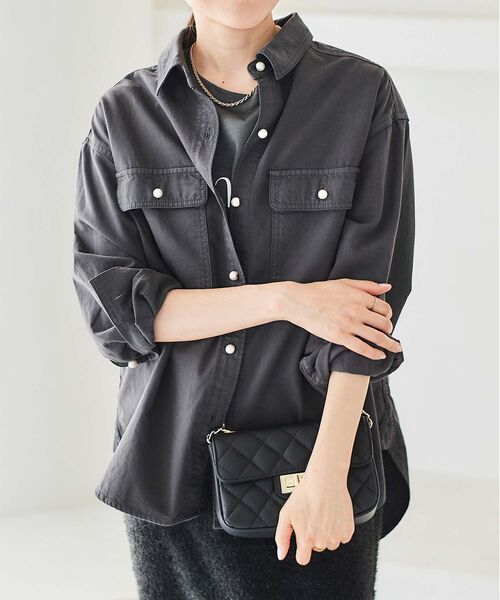 le.coeur blanc(ルクールブラン)の「【飯豊まりえさん着用】パールボタンシャツ(シャツ/ブラウス・レディース・モカ/ブルー/サックスブルー/ダークグレー・38)」の2枚目の写真