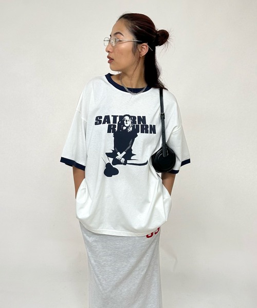 WHO'S WHO gallery（フーズフーギャラリー）の「＊２サイズ展開＊シャーロットリンガートップス（Tシャツ/カットソー・レディース・レッド/ホワイト系その他/レッド系その他/マスタード/ブルー系その他/サックスブルー/グレー系その他/イエロー系その他/オフホワイト/グレー/グレー系その他2/ホワイト系その他2/ブルー系その他5/ブラウン/ベージュ系その他/ブラウン系その他/ベージュ・SMALL/X-LARGE）」の3枚目の写真