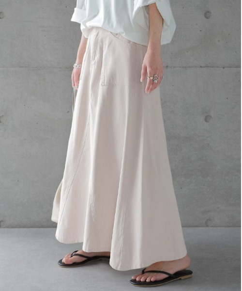 HUG.U（ハグユー）の「ロングマキシスカート（スカート・レディース・ベージュ/ネイビー/ライトオリーブ/ブラック/カーキ/アイボリー/アッシュグレー・M/L/XL/XXL）」の2枚目の写真