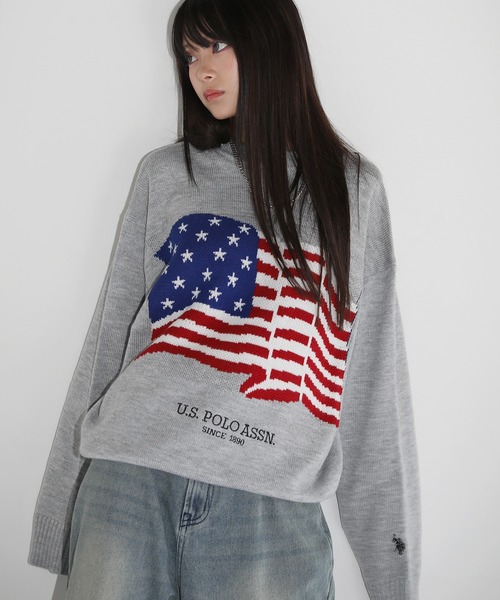 MSG（エムエスジー）の「U.S. POLO ASSN. /ユーエスポロアッスン/別注 オーバーサイズ天竺グラフィックフラッグクルーネックニット（ニット/セーター・メンズ・グレー/ブラック/オフホワイト・L/M/S/XL）」の3枚目の写真