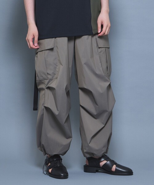 UNITED TOKYO(ユナイテッドトウキョウ)の「HIGH-SPEC WOOL カーゴパンツ(カーゴパンツ・メンズ・ダークグレー/ブラック/グレイッシュベージュ・1/2)」の3枚目の写真