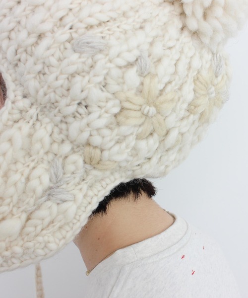 l'atelier du savon（アトリエドサボン）の「ネパールハンドニット　雪のような耳あったか帽子（ニットキャップ/ビーニー・レディース・チャコールグレー/オフホワイト・FREE）」の6枚目の写真