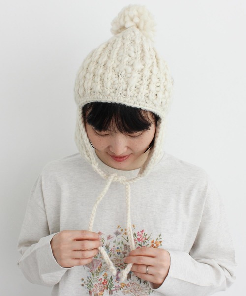 l'atelier du savon（アトリエドサボン）の「ネパールハンドニット　雪のような耳あったか帽子（ニットキャップ/ビーニー・レディース・チャコールグレー/オフホワイト・FREE）」の3枚目の写真