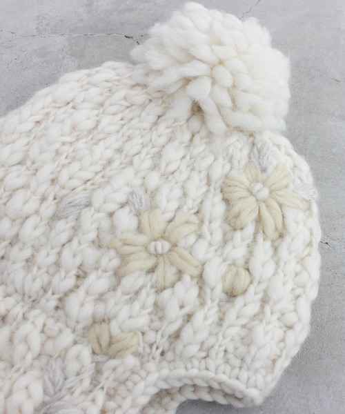 l'atelier du savon（アトリエドサボン）の「ネパールハンドニット　雪のような耳あったか帽子（ニットキャップ/ビーニー・レディース・チャコールグレー/オフホワイト・FREE）」の17枚目の写真
