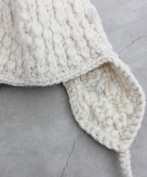 l'atelier du savon（アトリエドサボン）の「ネパールハンドニット　雪のような耳あったか帽子（ニットキャップ/ビーニー・レディース・チャコールグレー/オフホワイト・FREE）」の18枚目の写真
