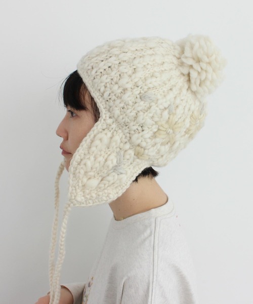 l'atelier du savon（アトリエドサボン）の「ネパールハンドニット　雪のような耳あったか帽子（ニットキャップ/ビーニー・レディース・チャコールグレー/オフホワイト・FREE）」の5枚目の写真