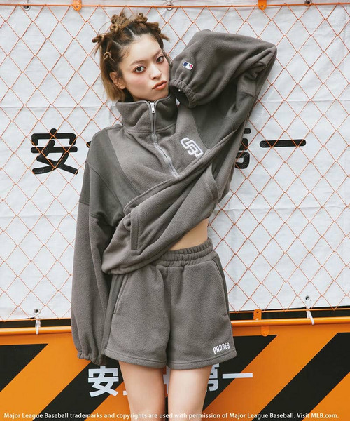 BACK TO THE FIELD(バック トゥー ザ フィールド)の「【MLB】ハーフZIPフリースコンビセットアップ(ワンピース・レディース・グレー系/オフホワイト/グリーン・FREE)」の3枚目の写真