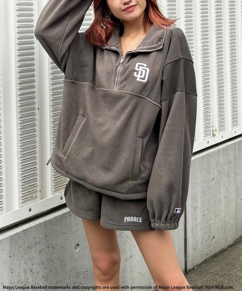 BACK TO THE FIELD(バック トゥー ザ フィールド)の「【MLB】ハーフZIPフリースコンビセットアップ(ワンピース・レディース・グレー系/オフホワイト/グリーン・FREE)」の4枚目の写真