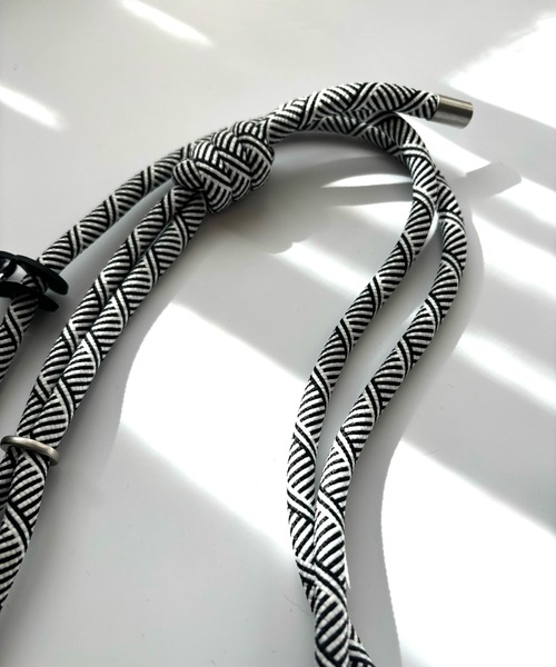 lit.Cy(リットシー)の「ミニポーチ付き 太ロープ スマホショルダー ストラップ(スマホグッズ・レディース・イエロー/ハウンドトゥース/シルバー/レッド/ネイビー/ブラック/ブラック系その他/ゴールド/ブラウン・FREE)」の14枚目の写真