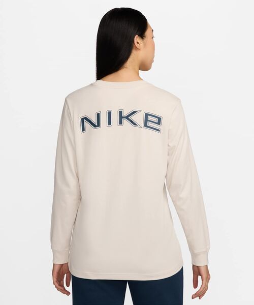 NIKE（ナイキ）の「ナイキ スポーツウェア ウィメンズ ルーズ ロングスリーブ Tシャツ / Nike Sportswear Women's Loose Long-Sleeve T-Shirt HF0772-104 Light Orewood Brown（Tシャツ/カットソー・レディース・ブラウン系その他・L/2XL/M/S/XL/XS）」の2枚目の写真