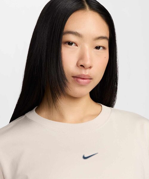 NIKE（ナイキ）の「ナイキ スポーツウェア ウィメンズ ルーズ ロングスリーブ Tシャツ / Nike Sportswear Women's Loose Long-Sleeve T-Shirt HF0772-104 Light Orewood Brown（Tシャツ/カットソー・レディース・ブラウン系その他・L/2XL/M/S/XL/XS）」の3枚目の写真