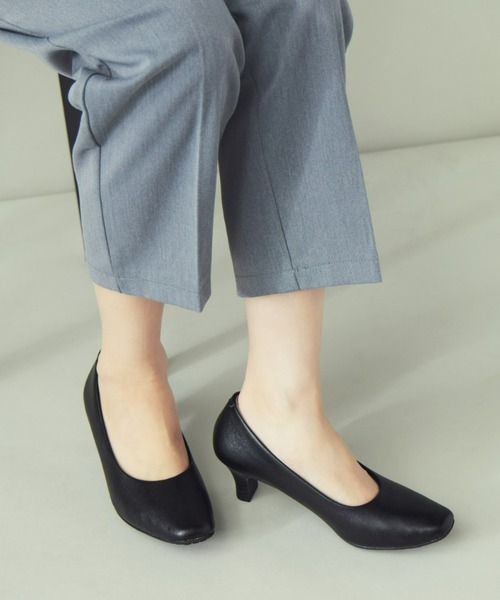 AcureZ（アキュアーズ）の「仕事でも活躍！約5.5cmのスクエアトゥパンプス（パンプス・レディース・ブラック・22.0cm/22.5cm/23.0cm/23.5cm/24.0cm/24.5cm/25.0cm/21.5cm）」の2枚目の写真