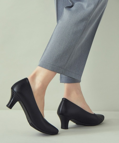 AcureZ（アキュアーズ）の「仕事でも活躍！約5.5cmのスクエアトゥパンプス（パンプス・レディース・ブラック・22.0cm/22.5cm/23.0cm/23.5cm/24.0cm/24.5cm/25.0cm/21.5cm）」の3枚目の写真