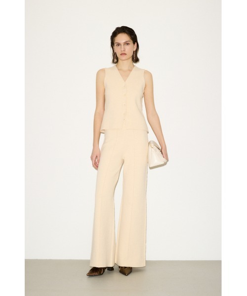 THROW by SLY（スローバイスライ）の「THROW　V/N BUTTON VEST Vネック ボタン ベスト（ベスト・レディース・アイボリー/ブラック・FREE）」の4枚目の写真