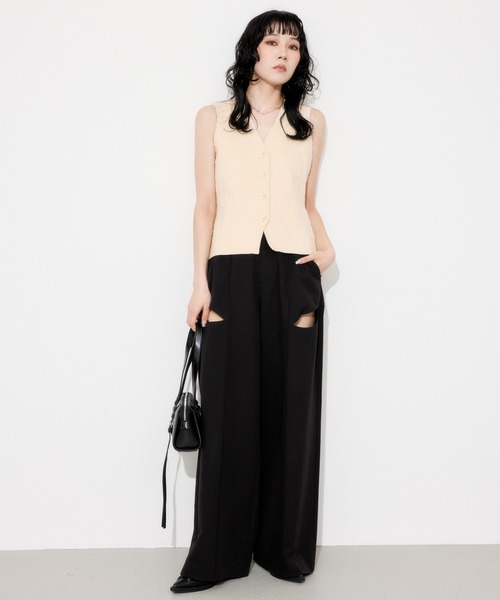 THROW by SLY（スローバイスライ）の「THROW　V/N BUTTON VEST Vネック ボタン ベスト（ベスト・レディース・アイボリー/ブラック・FREE）」の17枚目の写真