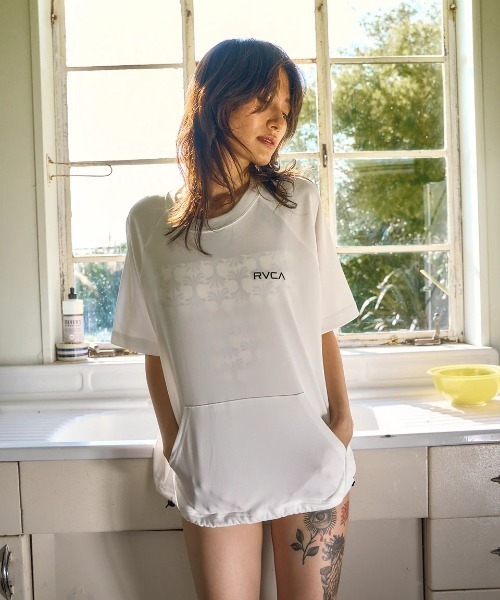 RVCA（ルーカ）の「RVCA レディース MINI RVCA UTILITY SS TEE サーフTシャツ 【2025年春夏モデル】/ルーカ水陸両用UVケアドローコード付き半袖ラッシュガード(水着)（ラッシュガード・レディース・ホワイト/ブラック/ピンク系その他/ブラウン系その他・MEDIUM/SMALL/LARGE）」の12枚目の写真