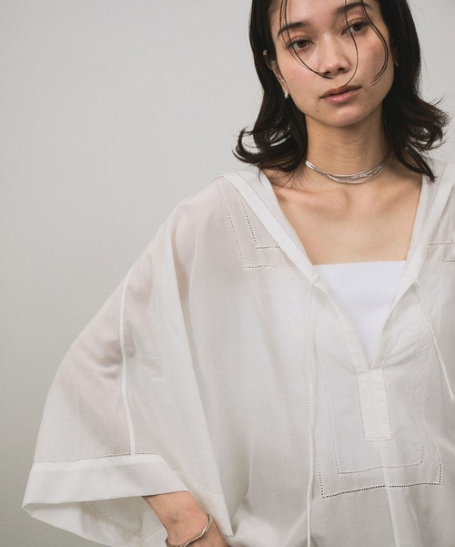 SALON adam et rope'（サロン アダム エ ロペ）の「コットンシルクフードカフタンワンピース（ワンピース・レディース・ブラック/ホワイト/サックスブルー・FREE）」の7枚目の写真