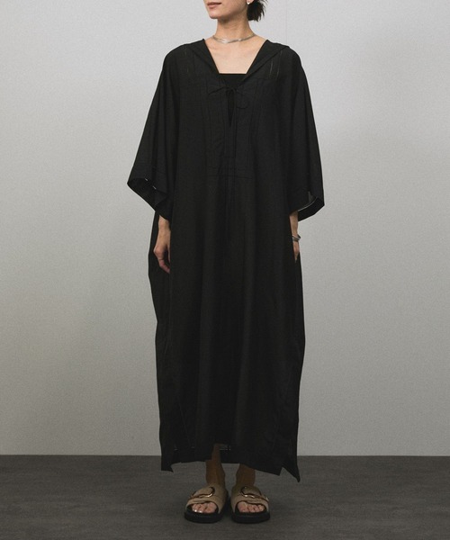 SALON adam et rope'（サロン アダム エ ロペ）の「コットンシルクフードカフタンワンピース（ワンピース・レディース・ブラック/ホワイト/サックスブルー・FREE）」の17枚目の写真