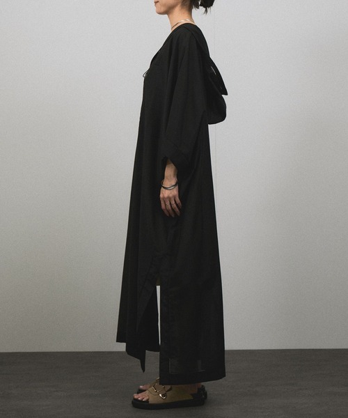 SALON adam et rope'（サロン アダム エ ロペ）の「コットンシルクフードカフタンワンピース（ワンピース・レディース・ブラック/ホワイト/サックスブルー・FREE）」の18枚目の写真