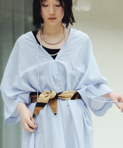 SALON adam et rope'（サロン アダム エ ロペ）の「コットンシルクフードカフタンワンピース（ワンピース・レディース・ブラック/ホワイト/サックスブルー・FREE）」の4枚目の写真