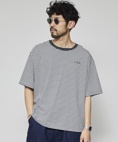 Firsthand(ファーストハンド)の「Firsthand/ファーストハンド 5.7オンス リラックスフィット ワンポイントロゴ刺繍 ショートスリーブ ボーダーTシャツ / 半袖Tシャツ(Tシャツ/カットソー・メンズ・ネイビー/チャコールグレー/ブラック・L/M)」の2枚目の写真