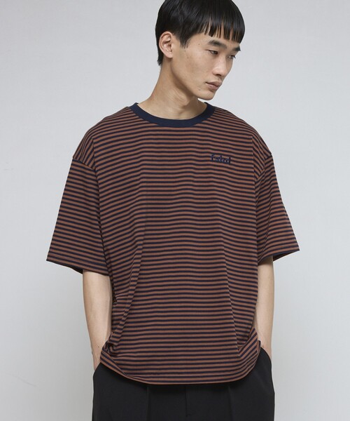 Firsthand(ファーストハンド)の「Firsthand/ファーストハンド 5.7オンス リラックスフィット ワンポイントロゴ刺繍 ショートスリーブ ボーダーTシャツ / 半袖Tシャツ(Tシャツ/カットソー・メンズ・ネイビー/チャコールグレー/ブラック・L/M)」の18枚目の写真