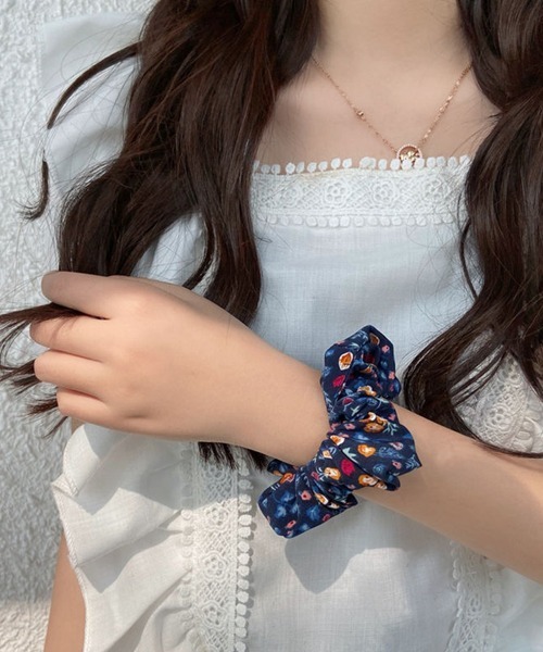 VIBGYOR Women（ヴィブジョー　ウィメン）の「【urge select】花柄デザイン アソート シュシュ【5色1セット】（シュシュ・レディース・その他・FREE）」の2枚目の写真