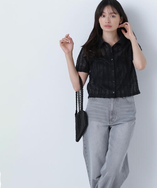 NATURAL BEAUTY BASIC（ナチュラルビューティーベーシック）の「◇クロップドレースシャツ（シャツ/ブラウス・レディース・ブラック/オフホワイト・SMALL/MEDIUM）」の2枚目の写真