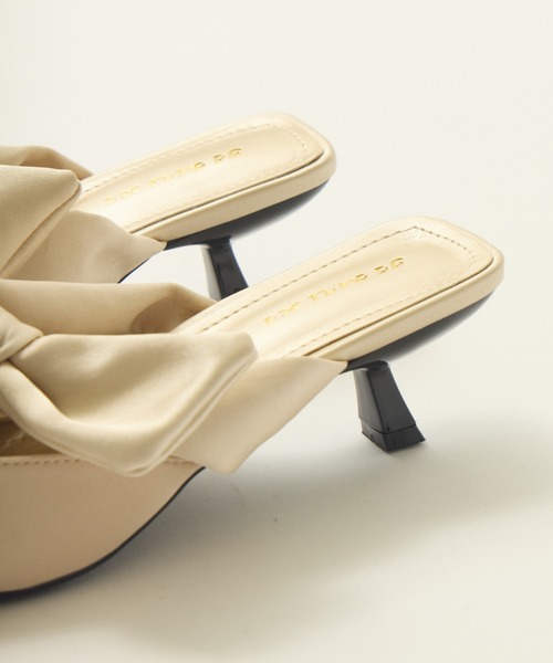 NEUNA（ヌナ）の「サテンミュール（パンプス・レディース・ブラック/シャンパン・39/38/36）」の6枚目の写真