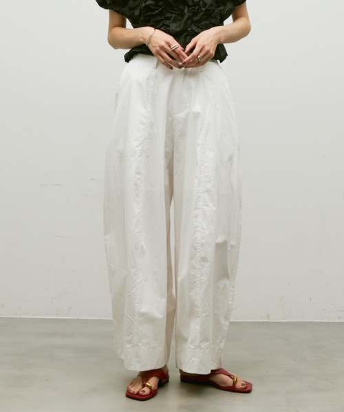 Lutim by u（ルチバイユー）の「Basic barrel pants / ベーシックバレルパンツ（その他パンツ・レディース・ホワイト/ブラック・MEDIUM/LARGE/SMALL）」の2枚目の写真