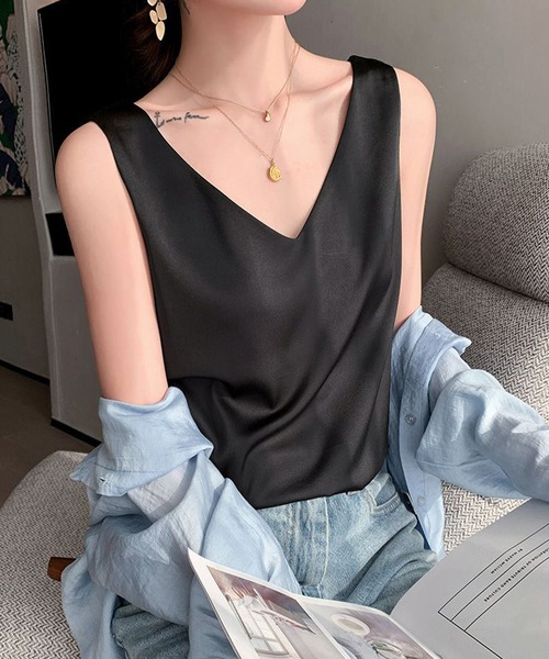 DAY CLOSET(デイ クローゼット)の「レディース Vネックシルキーサテンノースリーブタンクトップ(タンクトップ・レディース・ブラック/ホワイト/ベージュ/グレー系その他・S/XL/L/M)」の20枚目の写真