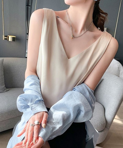 DAY CLOSET(デイ クローゼット)の「レディース Vネックシルキーサテンノースリーブタンクトップ(タンクトップ・レディース・ブラック/ホワイト/ベージュ/グレー系その他・S/XL/L/M)」の17枚目の写真