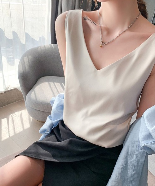 DAY CLOSET(デイ クローゼット)の「レディース Vネックシルキーサテンノースリーブタンクトップ(タンクトップ・レディース・ブラック/ホワイト/ベージュ/グレー系その他・S/XL/L/M)」の6枚目の写真